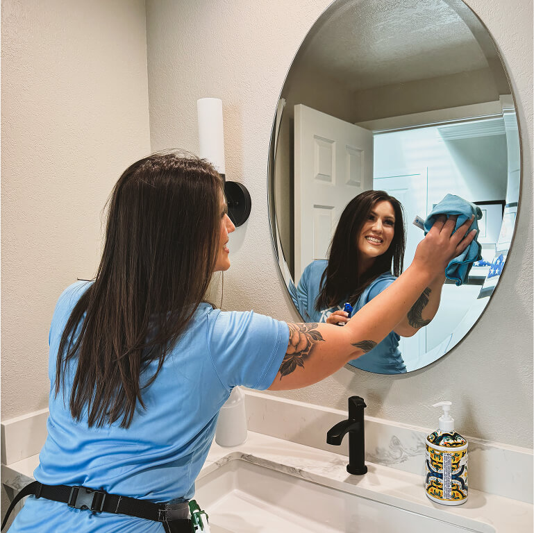 cleaner-wiping-mirror