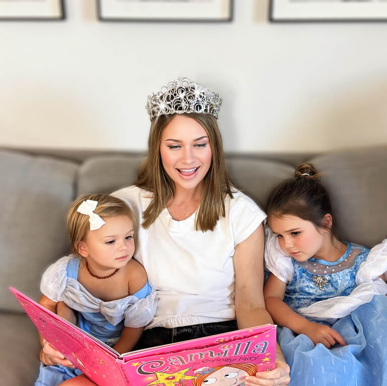 happy-mom-reading-with-kids